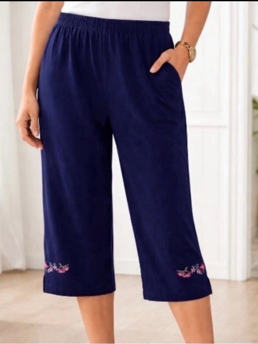 Sport Savvy women’s navy embroidered details pull on capris pants size Small